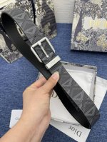 迪奥550 3.5Cm 特 这款 30 Montaigne Avenue 腰带从同名手袋汲取灵感，采用黑色光滑 牛皮革精心制作，质感柔软，设计优雅，饰以富有光泽