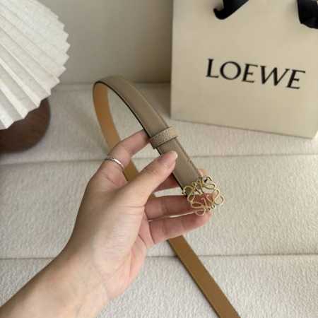 走量款 重磅来袭 Loewe 鹅卵石纹牛皮腰带。Anagram搭扣 Anchor腰带扣 宽2.0Cm，五孔调节。暗沙色 金扣 - 点击图像关闭