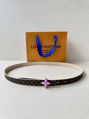 2.0宽 Lv Iconic 腰带令传统元素焕现摩登魅力。纤细尺寸可穿过束带圈或单独收拢腰线，Iconic 搭扣流露优雅格调，双面设计实现更多造型可能一面 Mo