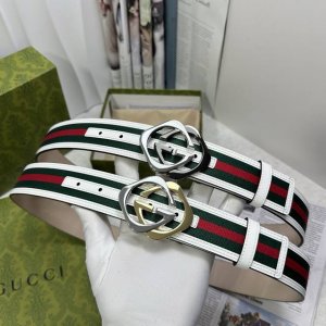 特 Gucccci 时尚经典款！颜色:白色，尺寸:3.8Cm，带身采用红绿织布头层牛皮包边制作，搭配新款Gg互扣式抛光铜金属扣头，意大利时尚精品