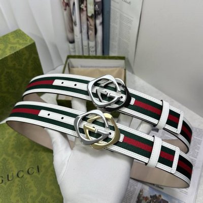 特 Gucccci 时尚经典款！颜色:白色，尺寸:3.8Cm，带身采用红绿织布头层牛皮包边制作，搭配新款Gg互扣式抛光铜金属扣头，意大利时尚精品