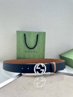 宽度4.0Cm Gucci系列，品牌标志性的双G原单钢扣标识经重新诠释后，以光彩夺目的金色调呈现在这款手掌纹腰带上。