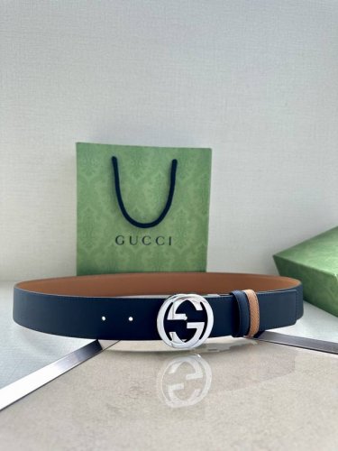 宽度4.0Cm Gucci系列，品牌标志性的双G原单钢扣标识经重新诠释后，以光彩夺目的金色调呈现在这款手掌纹腰带上。