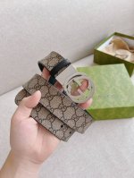 特 Gucci 双面腰带，一侧为Gucci Signature皮革，反面一侧为单色皮革。配以互扣式双G带扣。经典百搭款；腰带适用低腰和高腰两种穿戴方式，所以建议