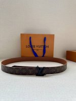 3.0宽Lv Flowergram Round 双面腰带以新颖视角解读路易威登经典元素，令圆瓣 Monogram 花卉化为瞩目金属搭扣。Monogram Emp