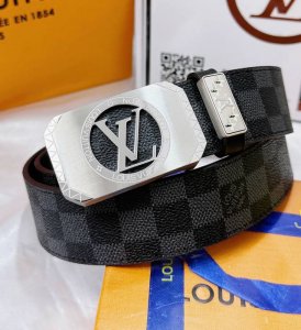 皮带：Lv..路易..威登顶级复刻. 腰带：原单品质百分百头层牛皮，保证真皮。雕花镂空工艺.真空电镀.永不掉色.24K纯钢扣头层老花，黑格，棕格，黑花，格仔系列