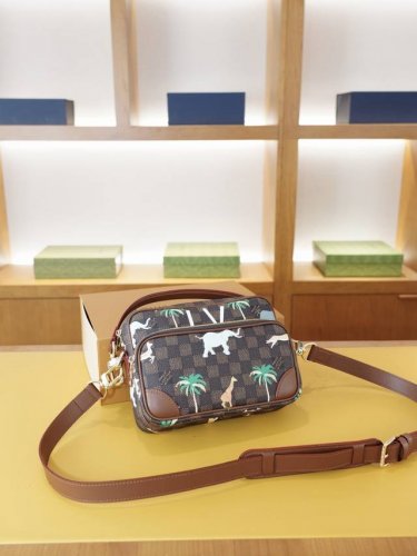 Lv 路易威登 官网同步 高版本 斜挎单肩背包 永恒不过时的标志性产品 纯原单牛皮 顶级五金制作 非市面普通版本 贸易公司订单货 全部实拍 实用性非常高 完全不