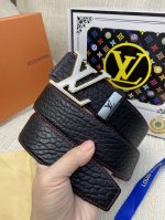 品名：Lv..路易..威登原单 材质：原单牛皮腰带 百分百头层牛皮腰带保证真皮，24K纯钢扣，专柜原单品质、做工精细，时尚大牌，送人自用首选 包装： 请认准如图
