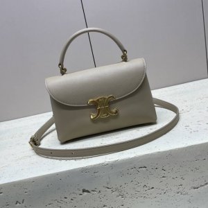 Teen Nino手袋新鲜出炉 包包新成员： 头层小牛皮Teen Nino 尺寸：20.5X13 X8Cm 可手提、肩背 斜挎 旬拆卸旬调节肩带 最短长度45C