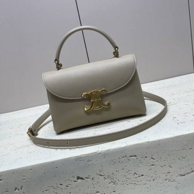 Teen Nino手袋新鲜出炉 包包新成员： 头层小牛皮Teen Nino 尺寸：20.5X13 X8Cm 可手提、肩背 斜挎 旬拆卸旬调节肩带 最短长度45C