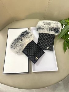 爆款到 超级推荐款 上手特美美 必须自留款 顶级原单 官网同步女士新款高档毛呢短款手套百分百选用进口小羊皮 内里羊丝里 皮质光泽鲜亮饱满 柔软细腻 手感一流认准