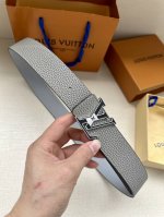本款 Damier Lv 40 毫米双面腰带做工精良，风格经典。深色牛皮革皮带与 Lv 字母搭扣优雅相称，与精心镂刻的英字母气质优雅，可双面使用，轻松搭配您钟爱