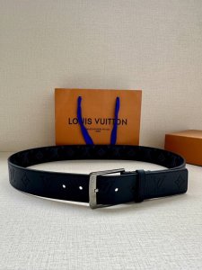 特 4.0宽 Citizen 双面腰带以 Monogram Eclipse 帆布和 Taurillon 皮革成就两式风尚，再以耀目针式搭扣俊朗格调，可轻松融入各