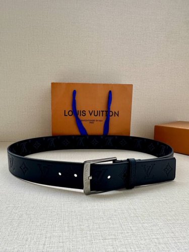 特 4.0宽 Citizen 双面腰带以 Monogram Eclipse 帆布和 Taurillon 皮革成就两式风尚，再以耀目针式搭扣俊朗格调，可轻松融入各