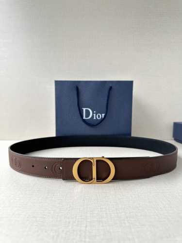 特 Diro 宽度3.5Cm这款腰带扣采用 Cd Icon标志造型，以复古金色饰面不锈钢精心打造。可与各式35毫米腰带搭配，提升格调，打造优雅精致的造型。