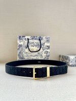 Dior 这款腰带采用黑色超迷你 Oblique 印花面料精心制作，搭配金属覆层黄铜腰带扣，彰显优雅时尚的风范。腰带长度可调节，可与各式 35 毫米腰带扣随心搭