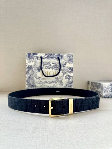 Dior 这款腰带采用黑色超迷你 Oblique 印花面料精心制作，搭配金属覆层黄铜腰带扣，彰显优雅时尚的风范。腰带长度可调节，可与各式 35 毫米腰带扣随心搭