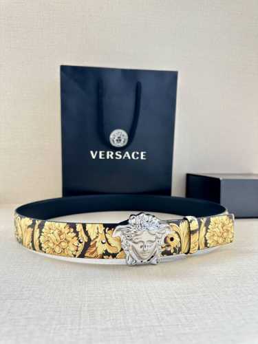宽度3.8Cm Versace 皮带，配有立体La Medusa双面搭扣，一面饰有Barroco印花。 La Medusa搭扣 腰带环 底面料：100%牛皮