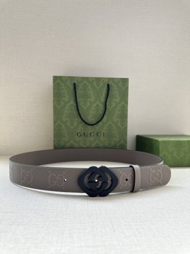Gucci 宽度4.0Cm 这款单品将品牌的过去与未来贯通在一起，以现代风格的全新设计诠释了经典设计元素。Guccio Gucci字母交织图案巧妙融入纹理和材质