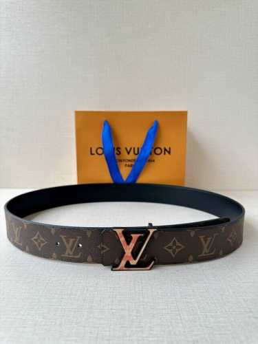 4.0宽 Lv Pixel 双面腰带为经典搭扣注入潮流新意，令标志性 Lv 字母胶扣映现立体像素效果。Monogram 帆布和素净皮革切换两式风尚
