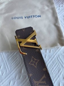 腰带能为男性增添或是成熟的魅力，或是潮流的感觉，也为Look增添整体感和细节感。这款腰带如您所愿，既让您潮味十足又让您品味外溢，好质量无需多言，入手直接体验。4