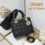 五格羊皮黑色 My Lady 全新做法，袋口翻盖，单肩手提包经典款单肩斜挎英国皇室戴妃包，可拆卸的真皮肩带，手感柔软超细腻，舒适又不失优雅，时尚简约设计，包包大