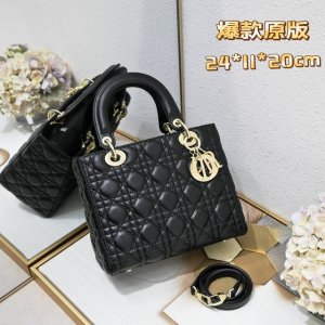 五格羊皮黑色 My Lady 全新做法，袋口翻盖，单肩手提包经典款单肩斜挎英国皇室戴妃包，可拆卸的真皮肩带，手感柔软超细腻，舒适又不失优雅，时尚简约设计，包包大