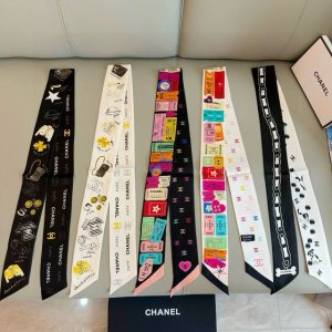 香奈儿 Twilly小丝巾来了，Chanel 名副其实的小可爱， 人手三条闭眼收，我都不拦着 N久都没有见过这么好看的Twilly 真的是真香本香了，凹造型必备