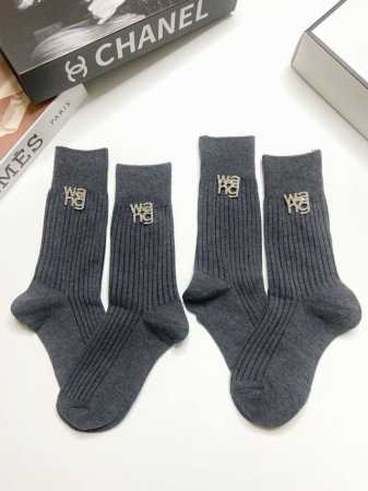 配包装 一盒2 双 亚历山大 王 Alexander Wang。爆款字母Logo重工五金 可拆卸别针 中筒袜 小腿袜纯棉材质，超完美配色，款式经典，专柜同步发售 - 点击图像关闭