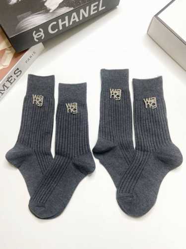 配包装 一盒2 双 亚历山大 王 Alexander Wang。爆款字母Logo重工五金 可拆卸别针 中筒袜 小腿袜纯棉材质，超完美配色，款式经典，专柜同步发售