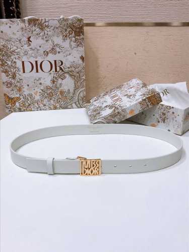 Dior Miss Dior Graffiti 图案腰带 25毫米光滑牛皮 金色饰面 Miss Dior Grafiti 图案腰带扣 内侧饰以 Christia