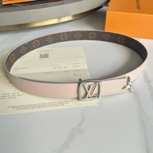 特 寬：30Mm 驢家秋季最新品 特別限定女士腰帶 寬度3Cm 雙面可用 最新定制面料，進口小牛皮底，搭配精緻小四方掛扣和三葉草包頭五金。