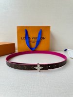 本款 2.0宽 Lv Iconic 腰带令传统元素焕现摩登魅力。纤细尺寸可穿过束带圈或单独收拢腰线，Iconic 搭扣流露优雅格调，双面设计实现更多造型可能一面
