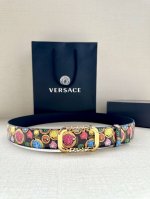 宽度3.8Cm Versace 此款印花腰带采用小牛皮制成，金色搭扣饰有品牌标志性的美杜莎头像！