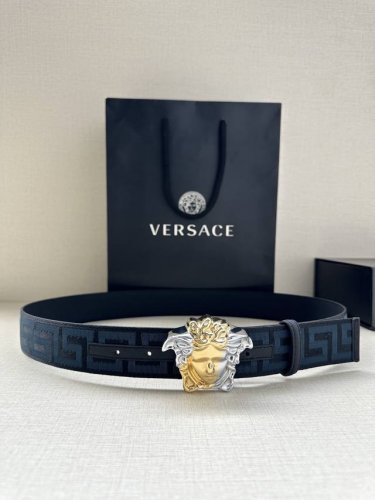 带宽3.8Cm Versace 范思哲 此款缎带腰带风格十分休闲，饰有标志性希腊回纹图案，可搭配休闲单品或高腰正装。 闭合式佩戴 希腊回纹图案 材质： %聚酯纤