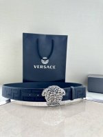 带宽3.8Cm Versace 范思哲 此款缎带腰带风格十分休闲，饰有标志性希腊回纹图案，可搭配休闲单品或高腰正装。 闭合式佩戴 希腊回纹图案 材质：100%聚