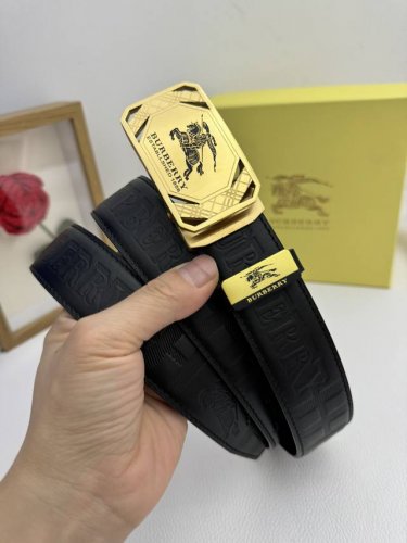 品名：巴宝莉 自动带 材质：原单牛皮腰带 百分百头层牛皮腰带保证真皮，24K纯钢扣，专柜原单品质、做工精细，时尚大牌，送人自用首选 包装： 请认准如图专柜包装赠