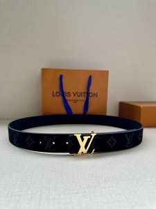 本款3.4宽 Lv Initiales 双面腰带选用崭新皮革，以丰盈触感演绎 翻转即见老花压纹。金属 Lv 搭扣呈现做旧效果，摩登设计实现灵活搭配