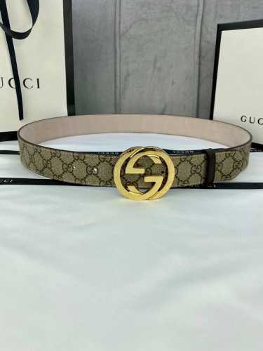 宽度4.0Cm Gucci Marmont系列每一季都会推陈出新，为灵感源于70年代的标志性gg钢扣配件注入现代精髓。这款gg Supreme帆布腰带反面采用黑