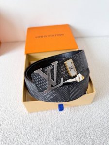品名： Lv..路易..威登腰带皮带原单 型号：挂扣，经典纯钢材质挂扣，头层牛皮，图片实物拍摄 材料：头层牛皮，挂扣系列，纯钢材质扣头，钯镀电镀工艺永不掉色。原