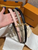 p270-集合图驴家新款女士腰带 双面腰带以华美皮革和标志性Monogram帆布演绎两式风范，为纤细构型融入耀目，金属搭扣，榄尖形末端再填优雅一笔。 宽度1.5