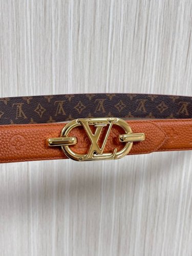 当季新款，腰带取材雍容牛皮革和 Monogram 帆布，便于随心切换两 式风尚。路易威登手写体标识化身为宽幅金属搭扣，于中央点亮视线 焦点，可为休闲和正式造型注