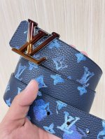 本款 双面腰带以水彩效果捕捉画家的创意瞬间，将 Monogram 图案浮现于晕染底色，翻转即现素净一面。哑光 搭扣再添品牌格调。Monogram 帆布，小牛皮，