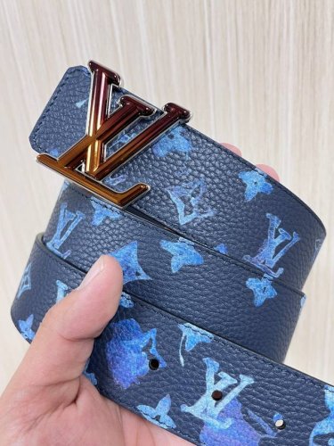 本款 双面腰带以水彩效果捕捉画家的创意瞬间，将 Monogram 图案浮现于晕染底色，翻转即现素净一面。哑光 搭扣再添品牌格调。Monogram 帆布，小牛皮，