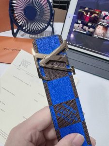 品名： Lv..路易..威登腰带皮带原单特 型号：挂扣，经典纯钢材质挂扣，头层牛皮，图片实物拍摄 材料：头层牛皮，挂扣系列，纯钢材质扣头，钯镀电