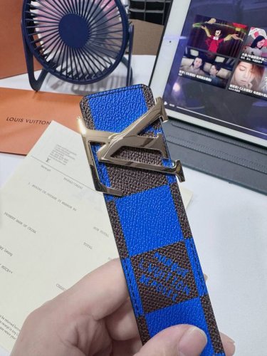 品名： Lv..路易..威登腰带皮带原单特 型号：挂扣，经典纯钢材质挂扣，头层牛皮，图片实物拍摄 材料：头层牛皮，挂扣系列，纯钢材质扣头，钯镀电