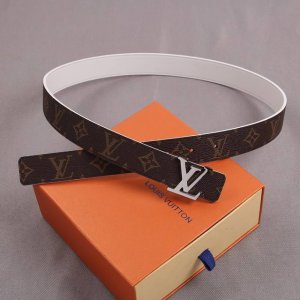 配全套包装礼盒 等级：Lv 女款 原单专柜同步，原单不锈钢扣头，原版包装.实物拍摄，货真价实头层牛皮 材料：双面头层牛皮 编号：宽度 3.0