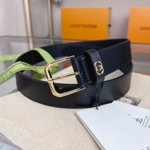 特 互扣式双G方形搭扣腰带 款号673921 Ag 2535 这款腰带采用棕色光面皮革材质搭配方形搭扣，匠心装饰精致的互扣式双G配件。象征品牌发展历史的双G字母