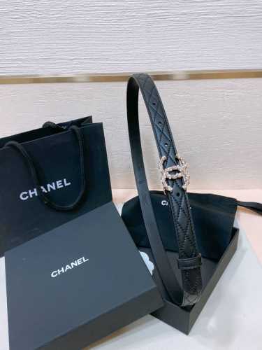 特 Chanel 24C 珍珠 水钻白 与 水钻粉 Logo搭扣 黄铜金属羊皮菱格带身 手感柔软 细腻 2.0Cm 码数75- -100