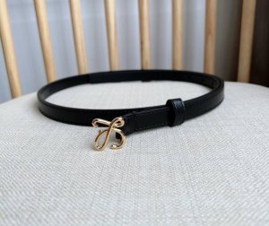 特 Loewe 罗意威 专柜最新同款腰带 选用光滑牛皮革腰带 饰以金属Anagram pebble针扣五孔调节 卓越的工艺 个性的造型 精美的材质 宽:1.5